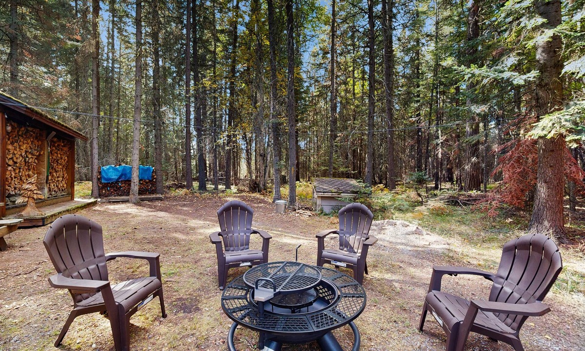 Bigfork House | Big Fork rustic loft cabin with forest views, WiFi, 5 miles to Flathead Lake