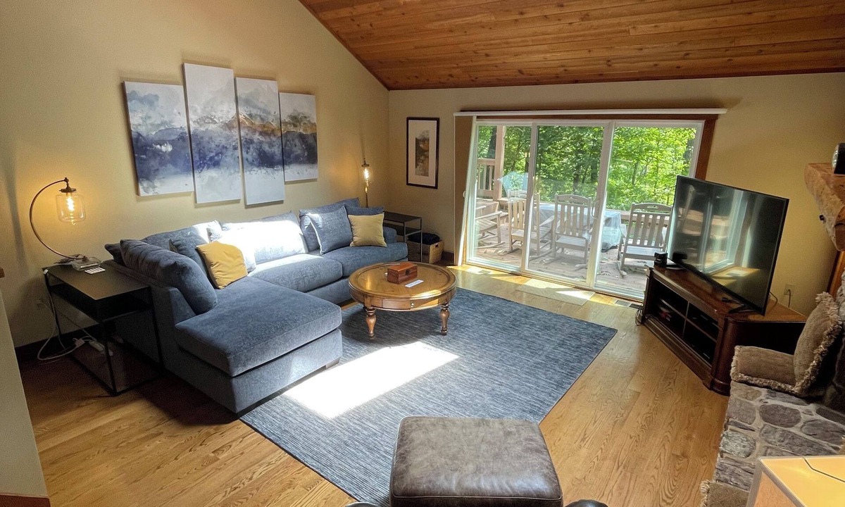 Nellysford House | Calm Creek Retreat - minutes from slopes, hot tub, large cozy family room!