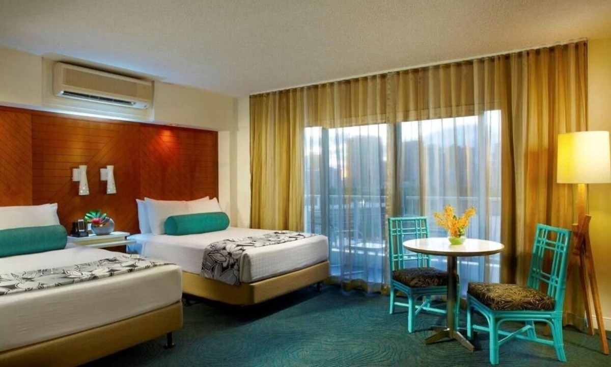 Waikiki Hotel | Enjoy Complimentary Breakfast | 3 Relaxing Rooms | Outdoor Pool