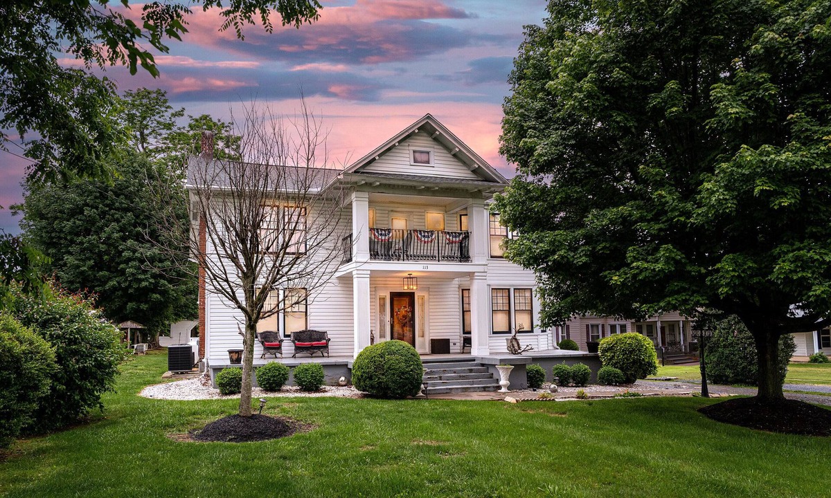 Stanley House | Hot tub, firepit, grill & game room—patio fun!