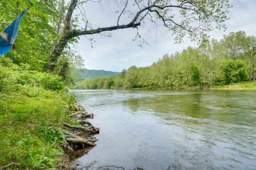 Shenandoah House | Riverfront Shenandoah Getaway w/Kayaks & Tubes!