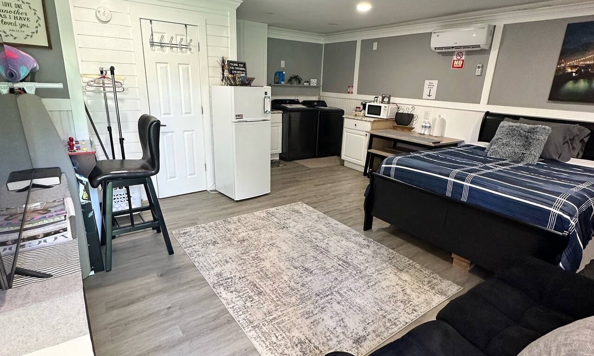 Spring House | Studio with Generac back up powered & pet friendly. Close to IAH Hablo espanol