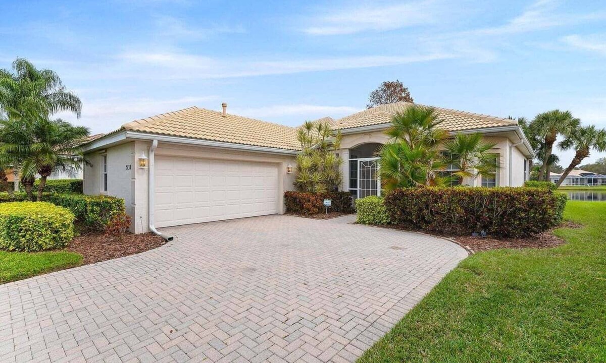 Palmer Ranch House | Tranquil 2/2 lakefront home in Palmer Ranch - Marina Sunrise