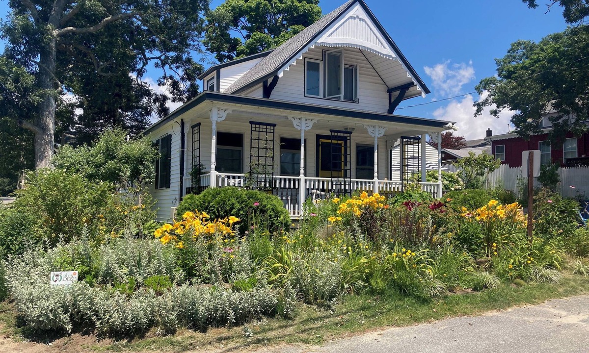 Buzzards Bay Cottage | Updated Gingerbread cottage 100 steps-3 houses-from beach