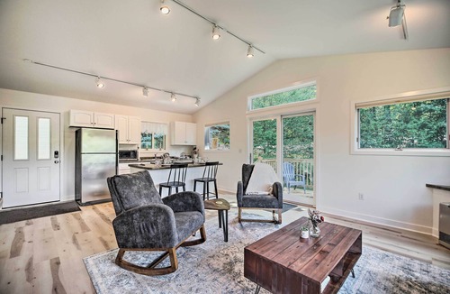 Jeffersonville Apartment | Airy & Bright Hideaway Near Smugglers' Notch!