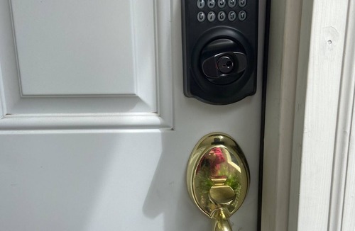West Roxbury Apartment | Boston Cozy studio Apt. near Train&Buses ,Parking included
