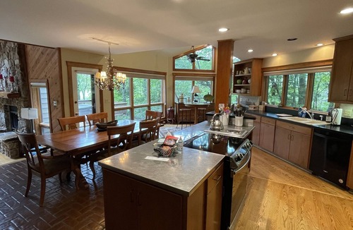 Nellysford House | Calm Creek Retreat - minutes from slopes, hot tub, large cozy family room!