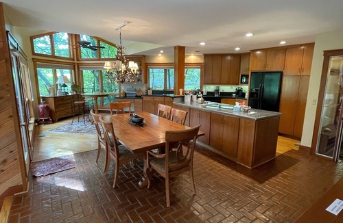 Nellysford House | Calm Creek Retreat - minutes from slopes, hot tub, large cozy family room!