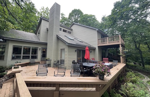 Nellysford House | Calm Creek Retreat - minutes from slopes, hot tub, large cozy family room!