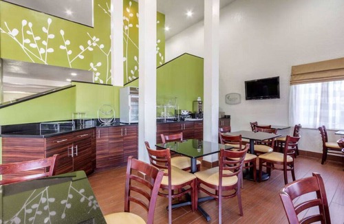 Temple Terrace Hotel | Conveniently Located Modern Rooms – Near Downtown Tampa Hot Spots | 2 Units