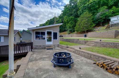 Draper House | Fire Pit & Floating Dock! Claytor Lake Hideout