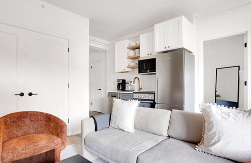 North Brookline Apartment | Gorgeous Brookline 1 BR w/Gym, near Shops, by Blueground