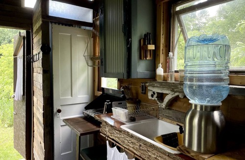 Argyle House | Gorgeous Tiny House Rental for a Glamping Getaway near Saratoga Springs in Upstate New York