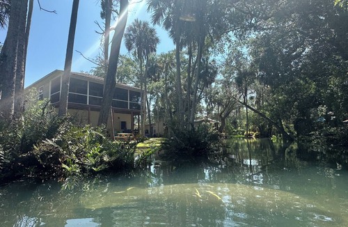 Weeki Wachee Gardens House | Hidden Spring Run Elevated Views 2 Kings 75" Smart TV kayaks Game Rm