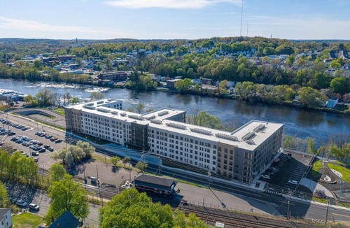 Haverhill Apartment | Landing | Modern Studio, Pool, Gym