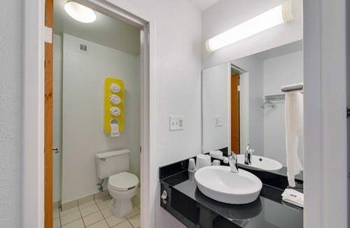 Northwest Hotel | Motel 6 Virginia Beach, VA