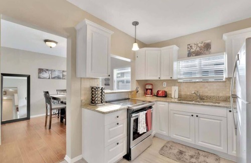 Tampa House | Pet Friendly 2B & Backyard BBQ Near Raymond James!