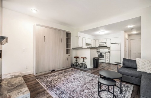 Eagle-Vail Apartment | RiverSide Updated Beauty-Hot Tubs & Summer Pool