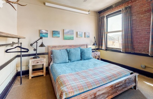 Silverton House | Rustic Chic Suite with Free WiFi, Kitchenette, & Mountain Views