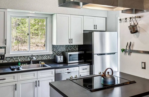 Quechee Condo | Saltbox-Style Condo, Steps from Simon Pearce