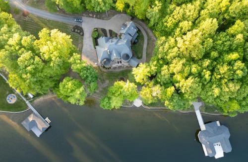 Mineral House | Spacious waterfront house with private hot tub, sauna, pool table