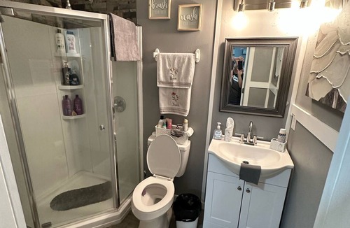 Spring House | Studio with Generac back up powered & pet friendly. Close to IAH Hablo espanol