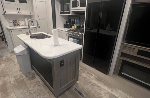 Silver Springs House | Tranquil, Quiet RV On A Private Fenced-In Farm!