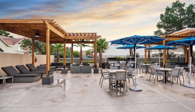 2 Spacious Suites – Pool, Free Breakfast & Full Kitchen