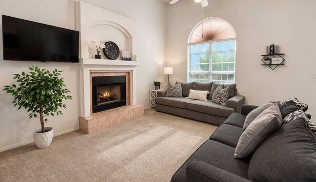 3-bedroom house, great location. Shopping and dining nearby