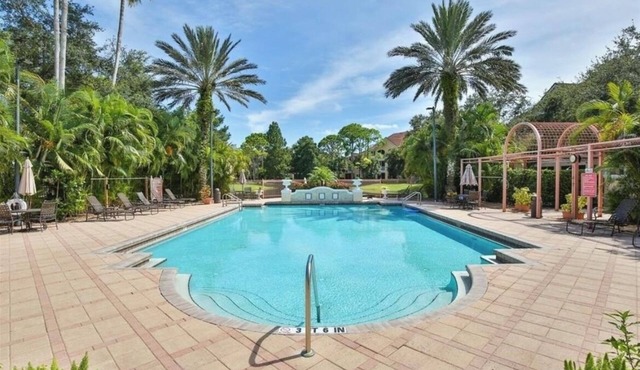 A beautiful 2 bed / 2 bath condo minutes away from the Siesta beach