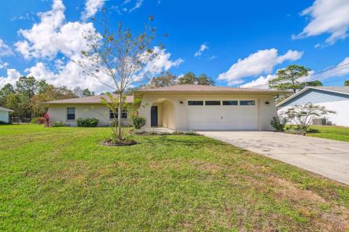 Bikes, Yard & Fire Pit at Upscale Lecanto Home!
