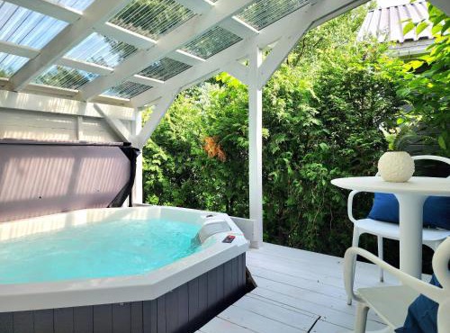 Boho Chic Tiny House - Hot Tub EV Chrger & Parking in Quebec City