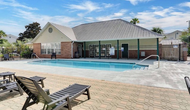 Bright, coastal-chic 2BR/2BA retreat mins from the beach! Features a fully stocked kitchen, plush queen bed, cozy second bedroom, and 2 full baths. Enjoy access to the community pool and fitness center. Near Destin Harbor, shopping, and dining!