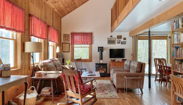 Charming & Cozy Mountain View Cottage with River Hi-spd-wifi/pets welcome
