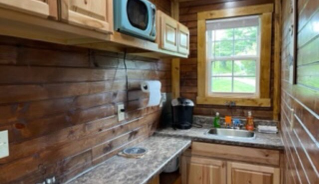 Cheerful Lake Front Tiny Home