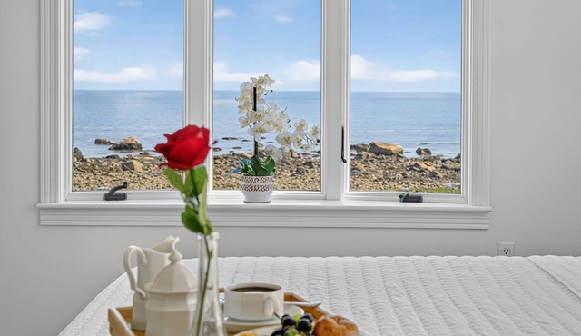 Immaculate Ocean Views | Sleeps 11 | Waterfront!