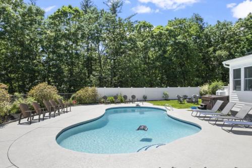 Maine Pondfront Home Sleeps 22 - Pool & Hot Tub