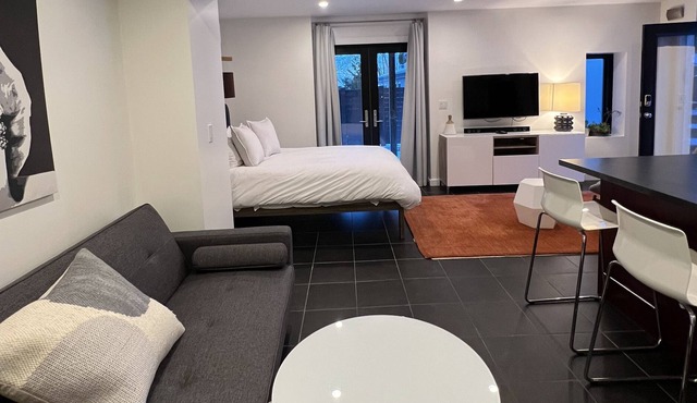 Modern cool, and spacious apartment. 5 minutes walk to the subway.