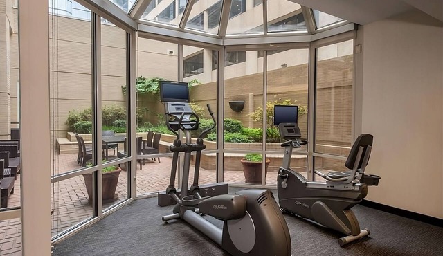 Prime Location! Comfortable Accessible Room, Self Parking & Onsite Starbucks!