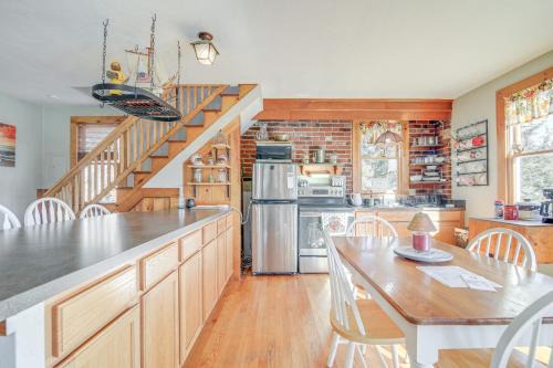 Riverfront Kingston Cottage w/Deck, 2 Mi to Beach
