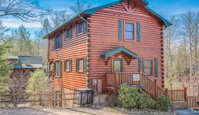 Spacious 5-bedroom cabin in Gatlinburg with Fireplace,Hot tub,Theater,Game-Room
