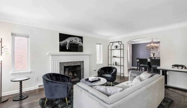 Spacious Upper 2BR | Sleeps 8 in Grosse Pointe