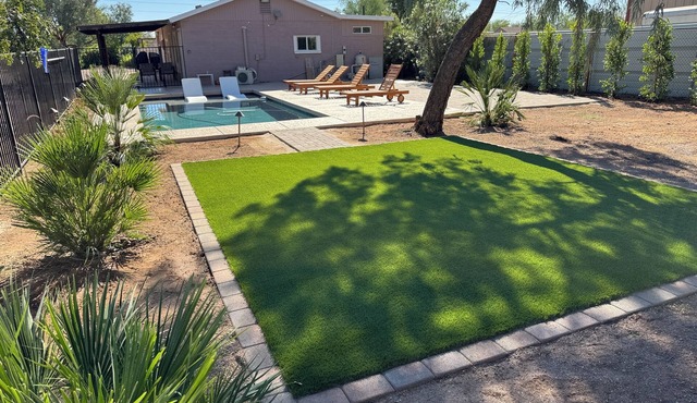 Studio Guest house on a 1.5 acre fenced property
