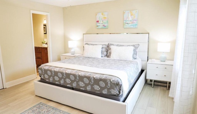 Sunnyside Palms - 2BR, Poolside, 5 min to Beach