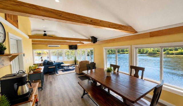 WATERFRONT FAMILY RETREAT - PRIVATE BEACH, DOCK & KAYAKS